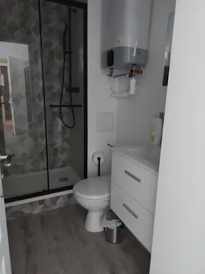 Salle de bains dans l'établissement Studio tout confort - TV - Wifi