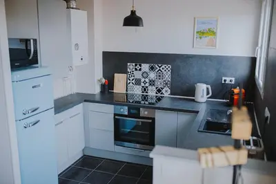 Cuisine ou kitchenette dans l'établissement Le Côte Ouest - 2 Bedroom Apartment with Garage