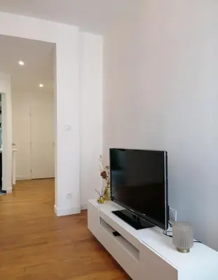 Télévision ou salle de divertissement dans l'établissement Appartement calme et raffiné