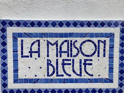 Certificat, récompense, panneau ou autre document affiché dans l'établissement La maison bleue