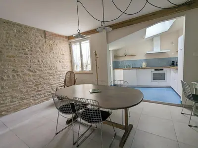 Cuisine ou kitchenette dans l'établissement La maison bleue