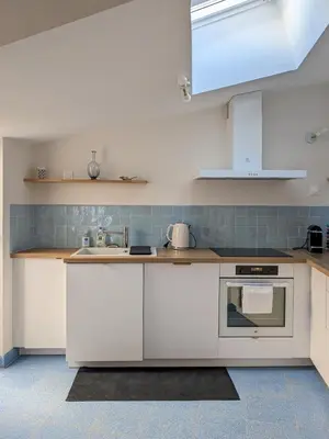 Cuisine ou kitchenette dans l'établissement La maison bleue