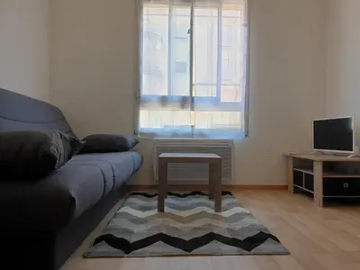 Télévision ou salle de divertissement dans l'établissement Studio meublé centre ville Paray 1B16