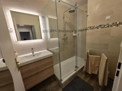 Salle de bains dans l'établissement La Résidence des Poètes