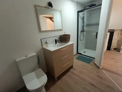 Salle de bains dans l'établissement Maison cosy à Touillon