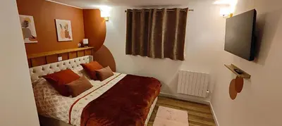 Télévision ou salle de divertissement dans l'établissement Evasion Bourguignonne