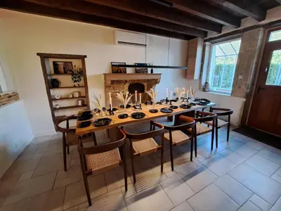 Cuisine ou kitchenette dans l'établissement Ferme spacieuse climatisée, SPA & Pétanque