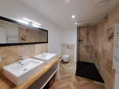 Salle de bains dans l'établissement Ferme spacieuse climatisée, SPA & Pétanque