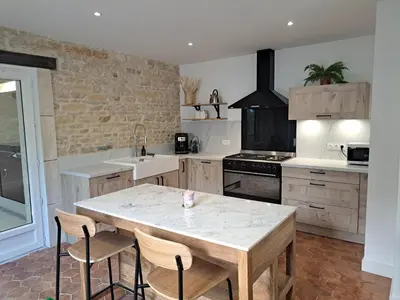 Cuisine ou kitchenette dans l'établissement Ferme spacieuse climatisée, SPA & Pétanque
