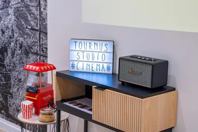 Télévision ou salle de divertissement dans l'établissement Au 7ème Art Cinéma Room