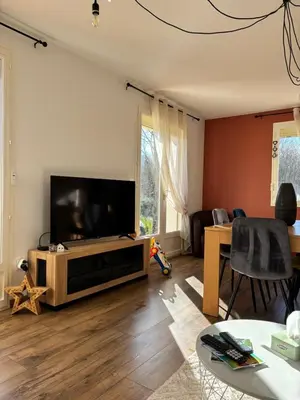 Télévision ou salle de divertissement dans l'établissement Maison de la forêt