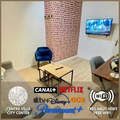 Télévision ou salle de divertissement dans l'établissement Le Chablis - Proche Centre & CHU, avec MiniBar