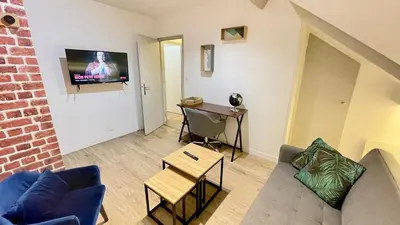 Télévision ou salle de divertissement dans l'établissement Le Chablis - Proche Centre & CHU, avec MiniBar