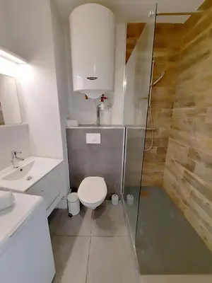 Salle de bains dans l'établissement Le Perdrix 2 - Studio 2 prs, proche centre ville