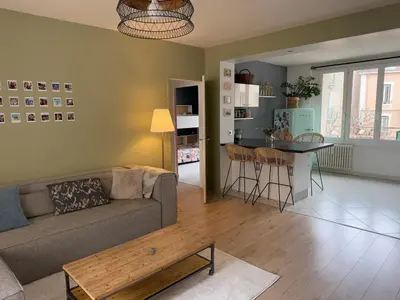 Cuisine ou kitchenette dans l'établissement Beautiful and spacious T4 with garage, great location