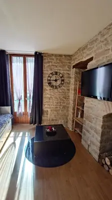 Télévision ou salle de divertissement dans l'établissement Clos des Perrières Cosy T2 Centre Ville Dijon Gare