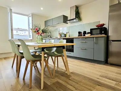 Cuisine ou kitchenette dans l'établissement Doux Murmures, appartement 73m2 calme et élegant, 2 chambres