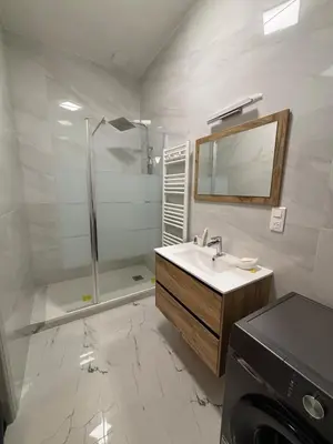 Salle de bains dans l'établissement La Miranda Dijon