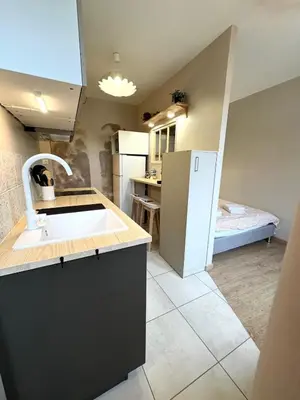 Cuisine ou kitchenette dans l'établissement La Cachette