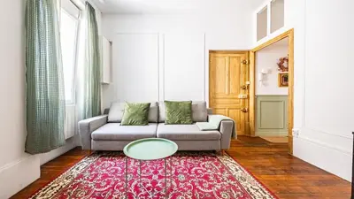 Coin salon dans l'établissement Appartement cosy avec terrasse, accès gare Dijon à pied