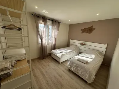 Un ou plusieurs lits dans un hébergement de l'établissement Maison calme avec terrasse-garage centre ville D