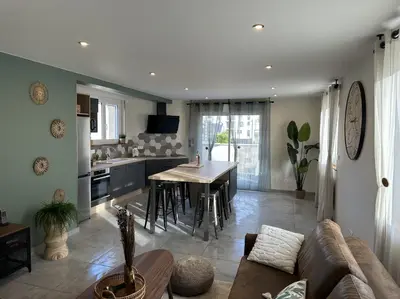 Cuisine ou kitchenette dans l'établissement Maison calme avec terrasse-garage centre ville D