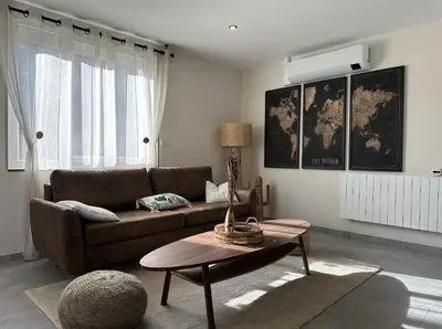Coin salon dans l'établissement Maison calme avec terrasse-garage centre ville D
