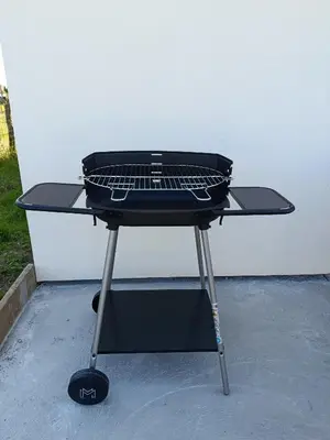 Barbecue disponible mis à disposition des clients de la maison de vacances