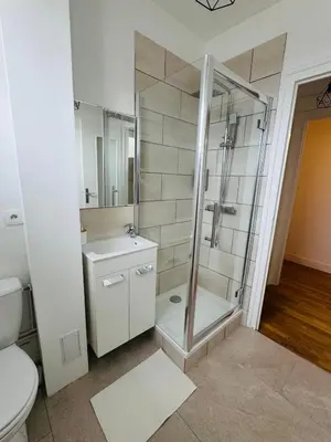 Salle de bains dans l'établissement Centre-ville, parking facile,confortable
