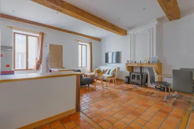 Télévision ou salle de divertissement dans l'établissement Les tomettes - centre Cluny