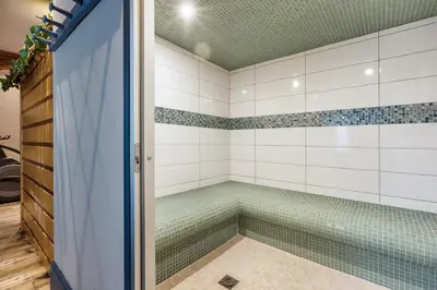 Salle de bains dans l'établissement Kasteliades, Château de Burnand