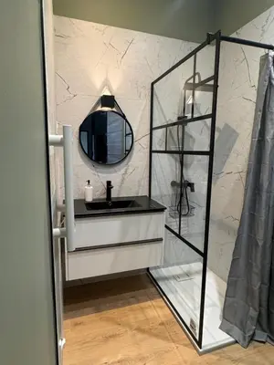 Salle de bains dans l'établissement Évasion Urbaine, Vue sur la ville