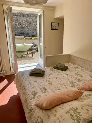 Un ou plusieurs lits dans un hébergement de l'établissement La maison d'en face a cozy guesthouse