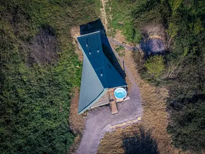Vue panoramique sur l'établissement Sãmo Lodges