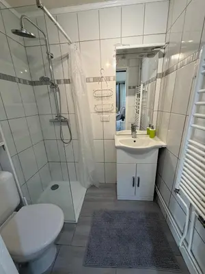 Salle de bains dans l'établissement Joli studio au Rez de chaussée