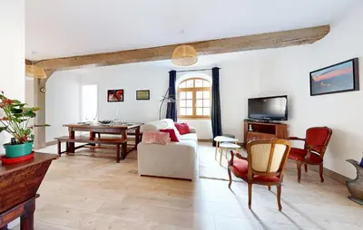 Télévision ou salle de divertissement dans l'établissement Amazing Home In Volnay With Wifi