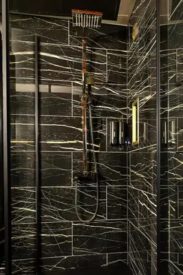 Salle de bains dans l'établissement LA GOLDEN ROOM - Suite de Luxe avec Jacuzzi