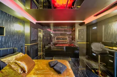Coin salon dans l'établissement LA GOLDEN ROOM - Suite de Luxe avec Jacuzzi
