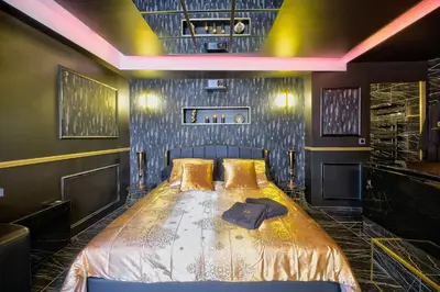 Un ou plusieurs lits dans un hébergement de l'établissement LA GOLDEN ROOM - Suite de Luxe avec Jacuzzi