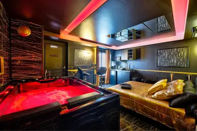 Coin salon dans l'établissement LA GOLDEN ROOM - Suite de Luxe avec Jacuzzi