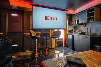 Cuisine ou kitchenette dans l'établissement LA GOLDEN ROOM - Suite de Luxe avec Jacuzzi
