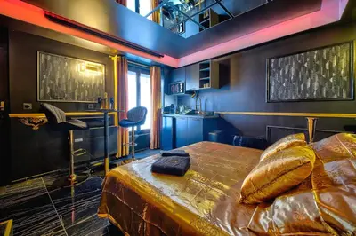 Coin salon dans l'établissement LA GOLDEN ROOM - Suite de Luxe avec Jacuzzi
