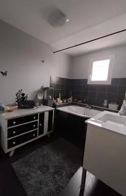 Cuisine ou kitchenette dans l'établissement La Maison au bord de Saône