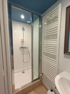 Salle de bains dans l'établissement Gîte des Chaumottes, meublé avec terrasse