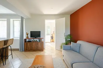 Télévision ou salle de divertissement dans l'établissement Gîte des Chaumottes, meublé avec terrasse