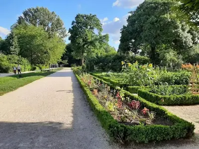 Jardin de l'établissement LE LOGIS DE L'ARQUEBUSE GARE, Centre ville et Cité Gastronomique