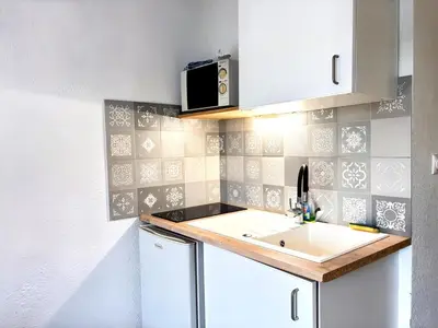 Cuisine ou kitchenette dans l'établissement Studio N210 cozy et fonctionnel