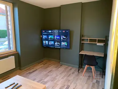 Télévision ou salle de divertissement dans l'établissement Logement au calme, à proximité de tous
