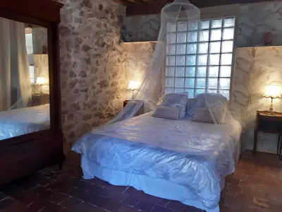 Un ou plusieurs lits dans un hébergement de l'établissement La maison Bleue Nature et Balnéo en Bourgogne