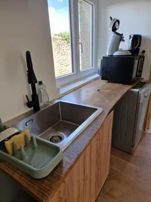 Cuisine ou kitchenette dans l'établissement Maisonnette indépendante